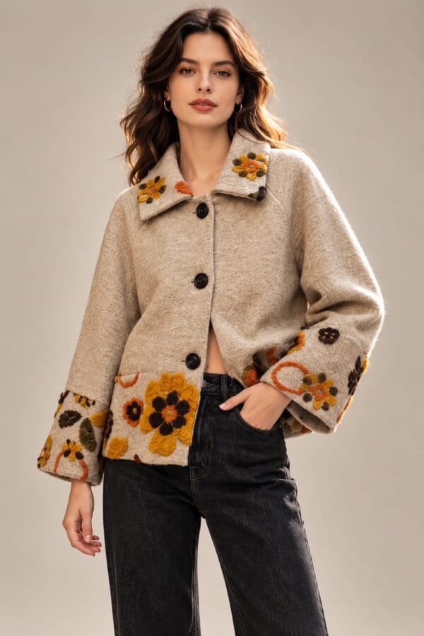 Abrigo de lana con bordado floral