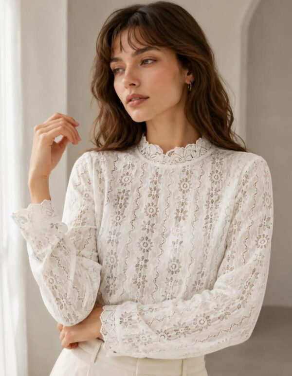 Blusa encaje calado y cuello alto