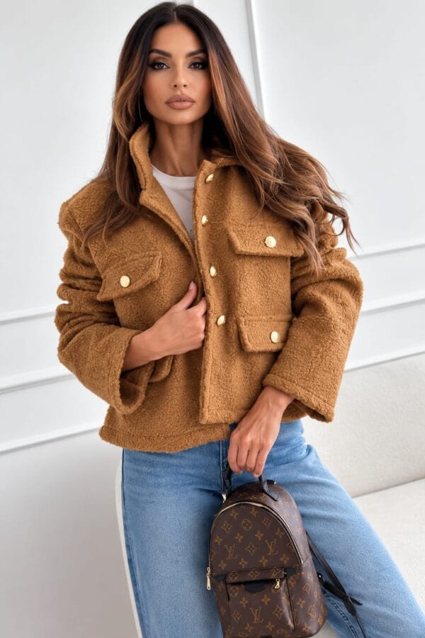 Chaqueta bouclé con botones dorados