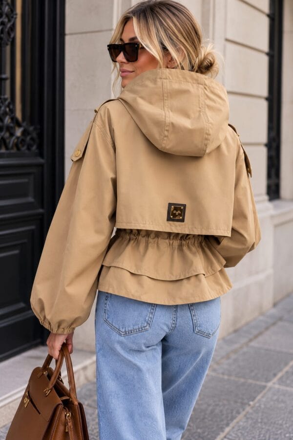 Chaqueta con capucha y cintura ajustable